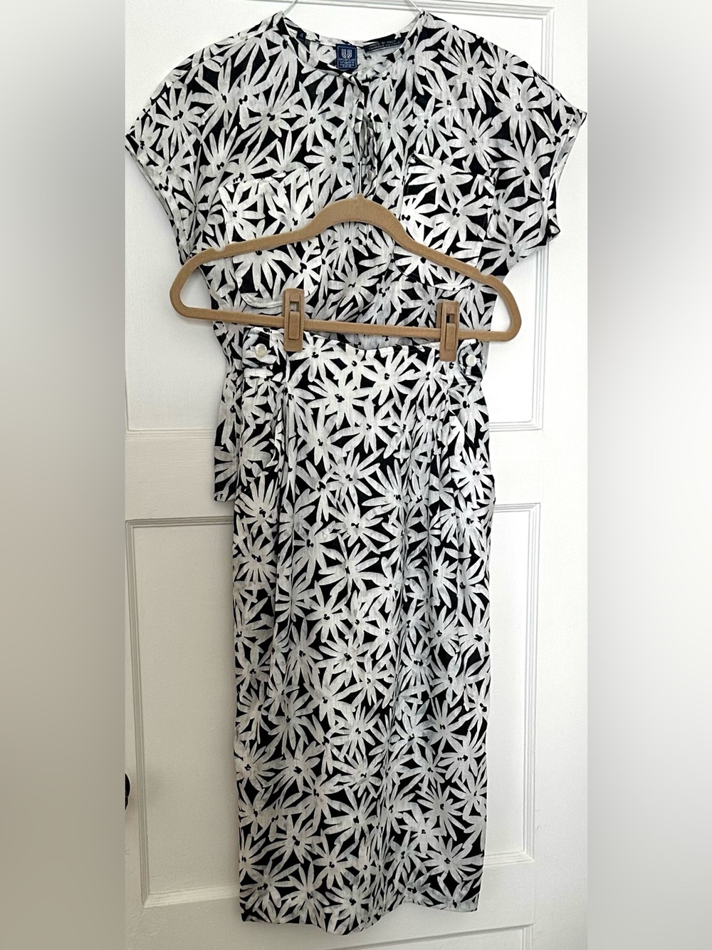 Made in Italy Vintage Emanuel Ungaro Parallèle 
Black and White Floral Set